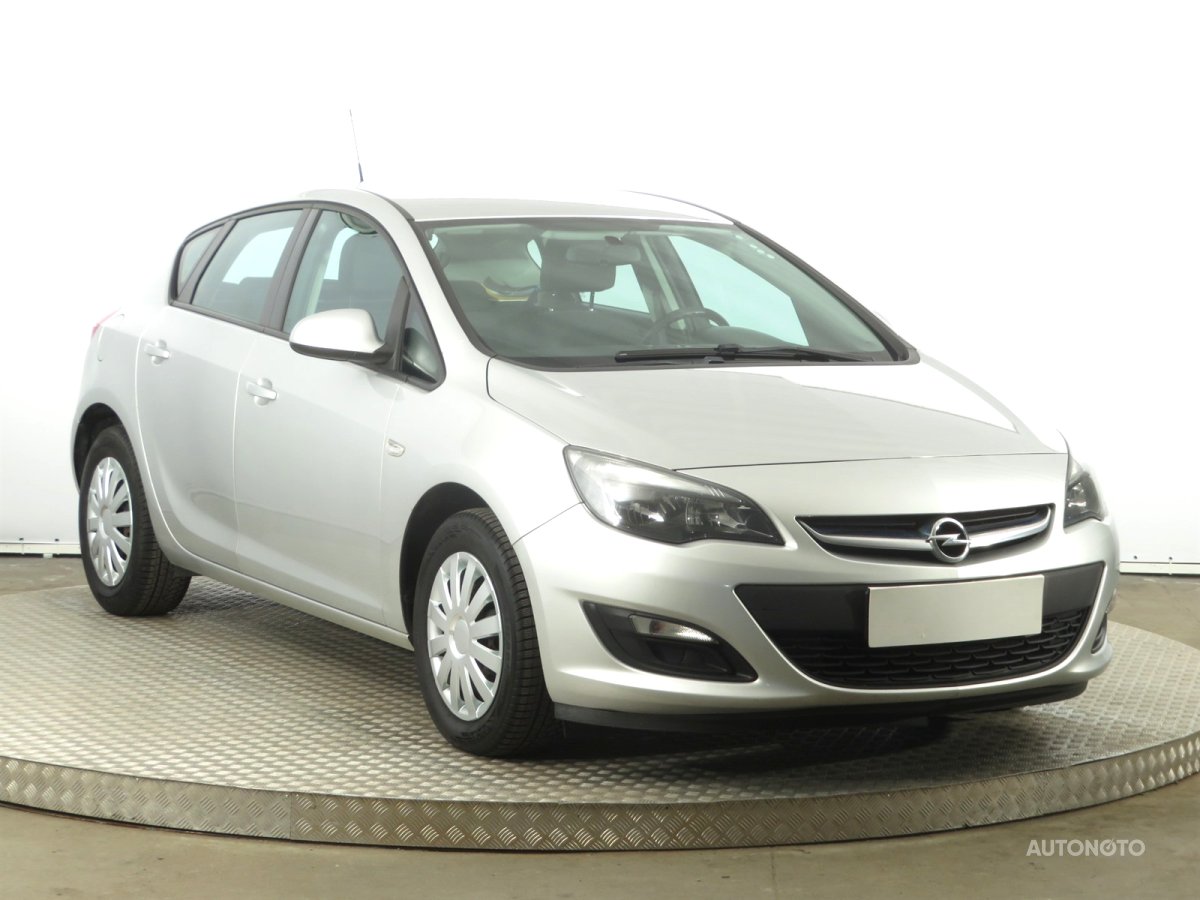 Opel Astra, 2013 - celkový pohled