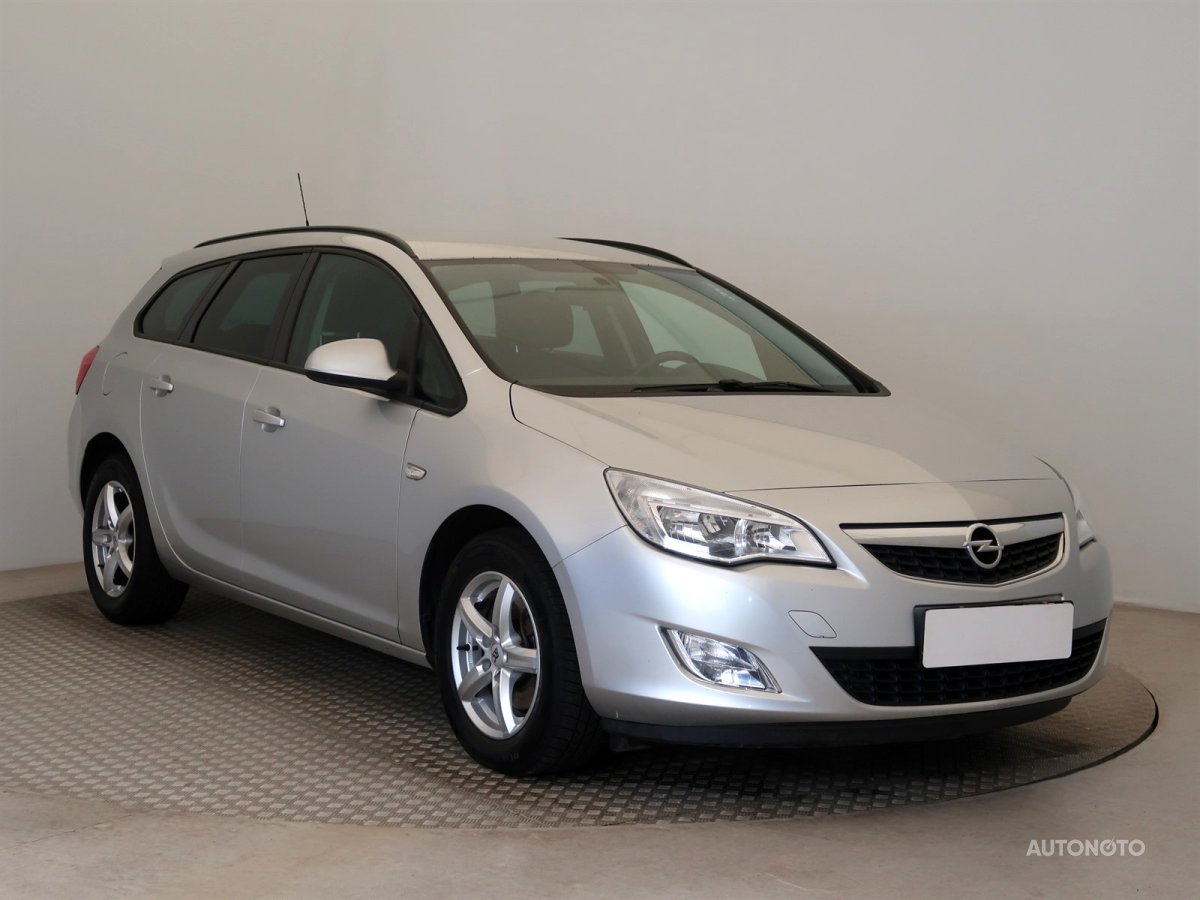 Opel Astra, 2011 - celkový pohled