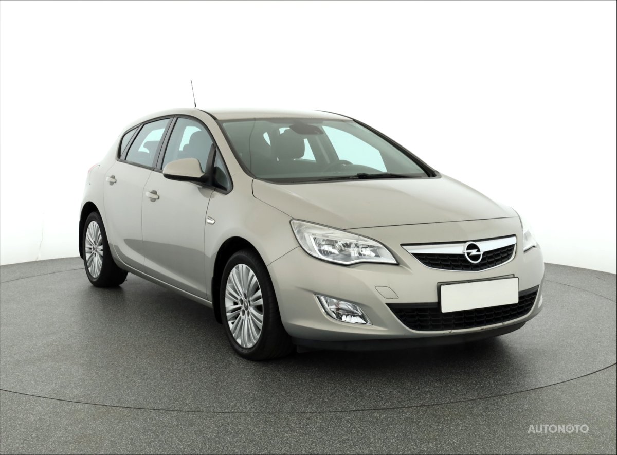 Opel Astra, 2010 - celkový pohled