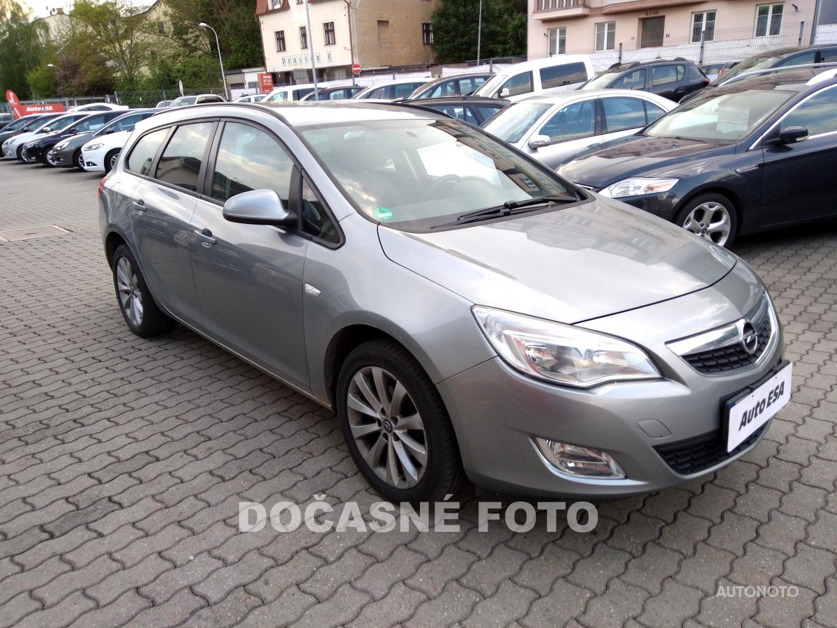 Opel Astra, 2011 - celkový pohled