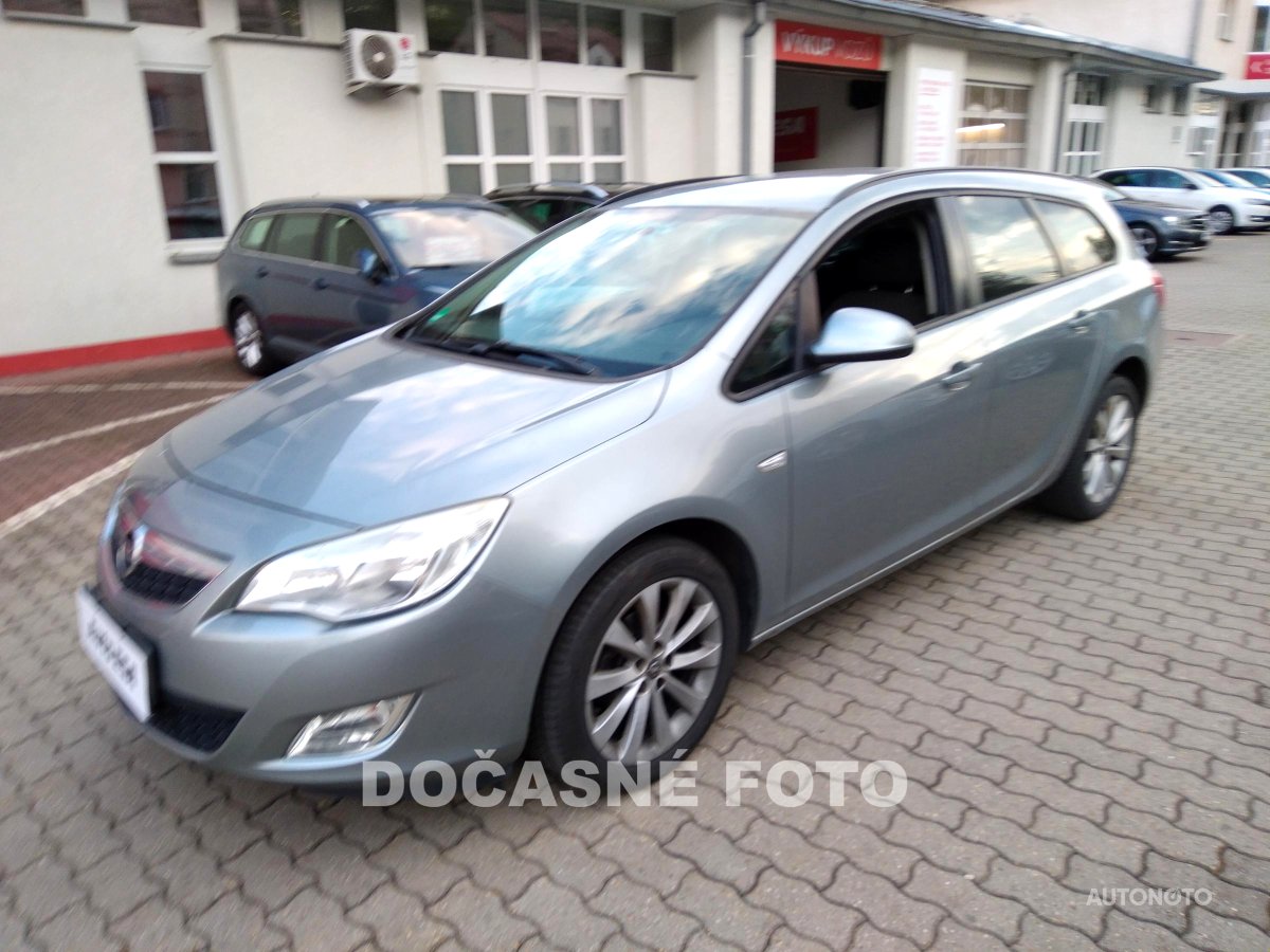 Opel Astra, 2011 - pohled č. 3