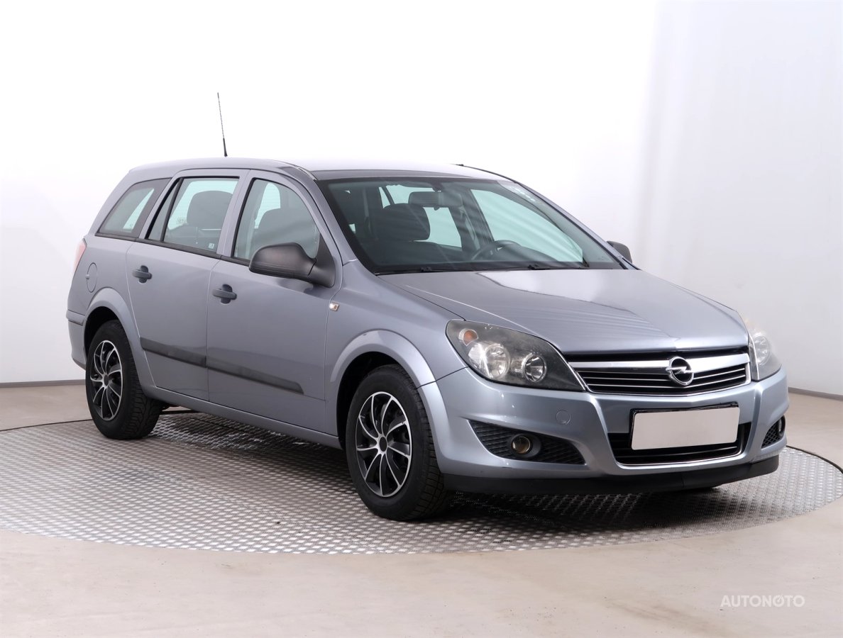Opel Astra, 2009 - celkový pohled