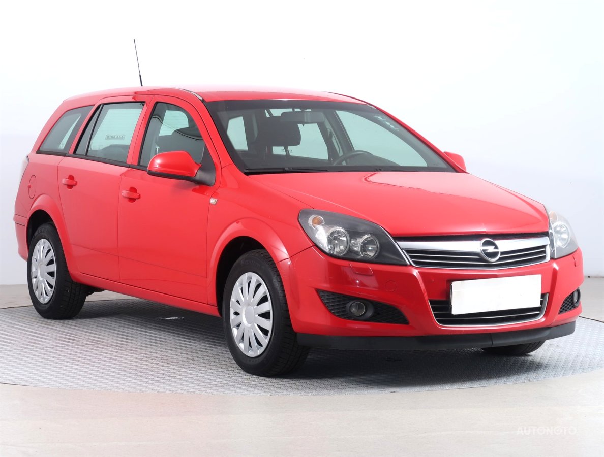 Opel Astra, 2012 - celkový pohled