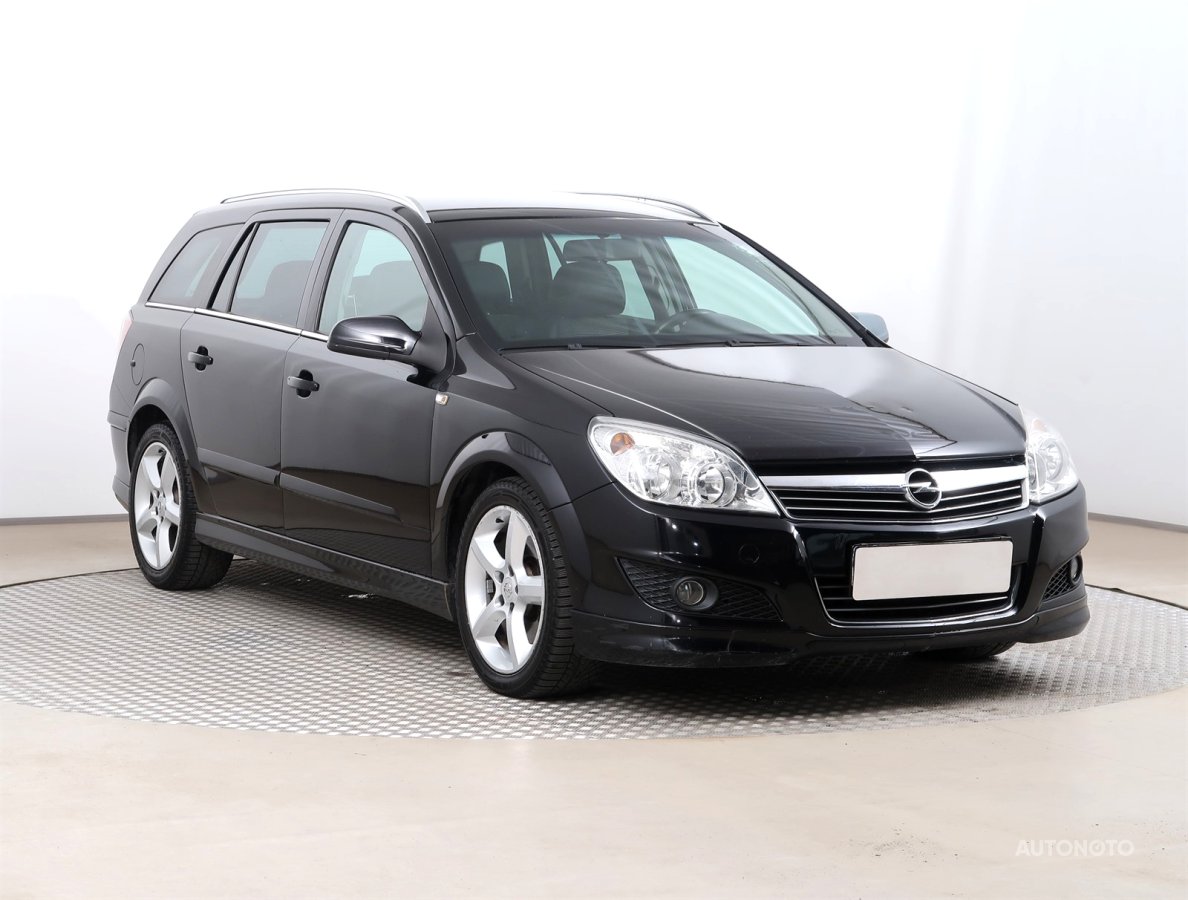 Opel Astra, 2009 - celkový pohled