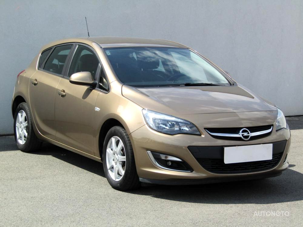 Opel Astra, 2012 - celkový pohled