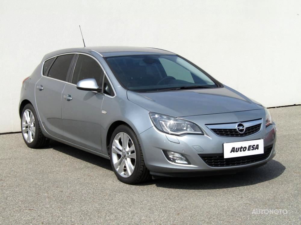 Opel Astra, 2011 - celkový pohled