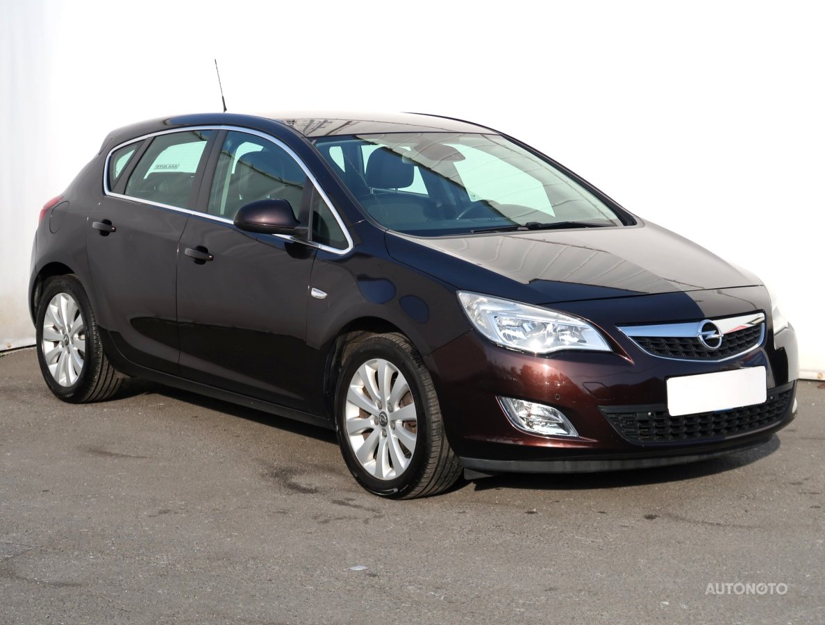 Opel Astra, 2012 - celkový pohled