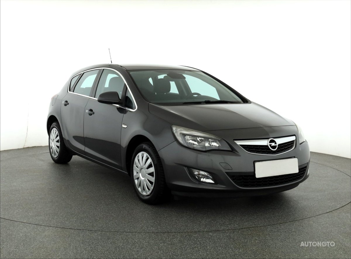 Opel Astra, 2011 - celkový pohled