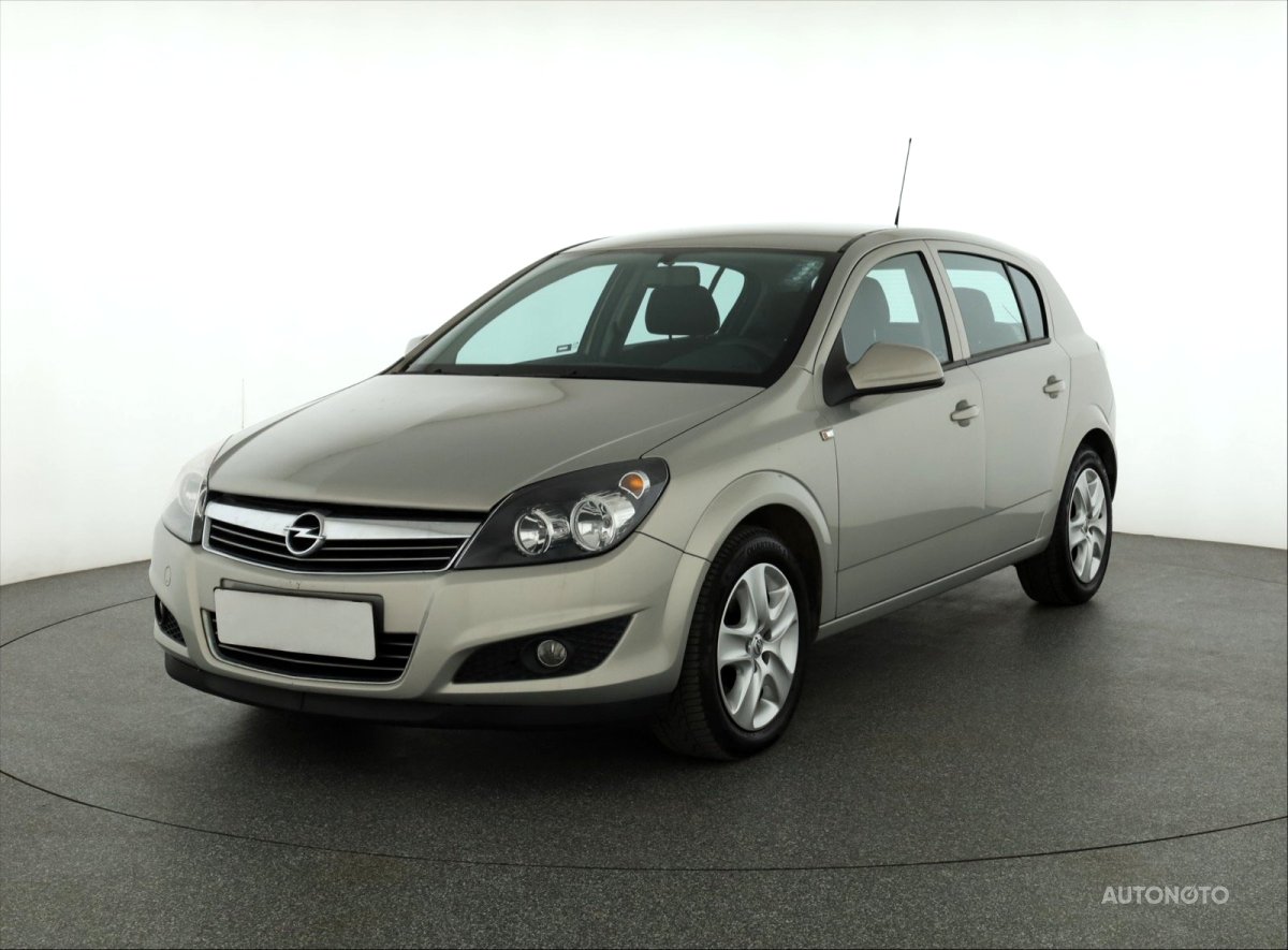 Opel Astra, 2011 - pohled č. 3