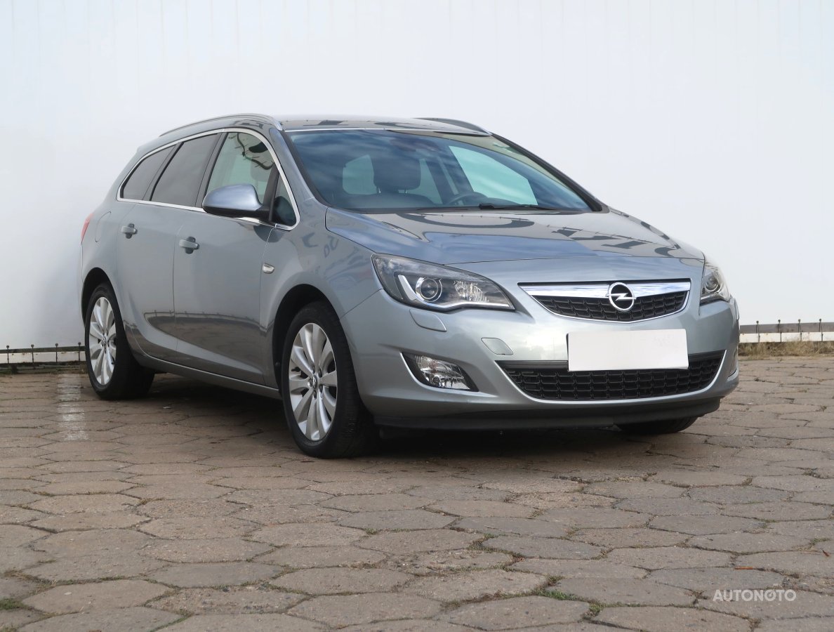 Opel Astra, 2011 - celkový pohled