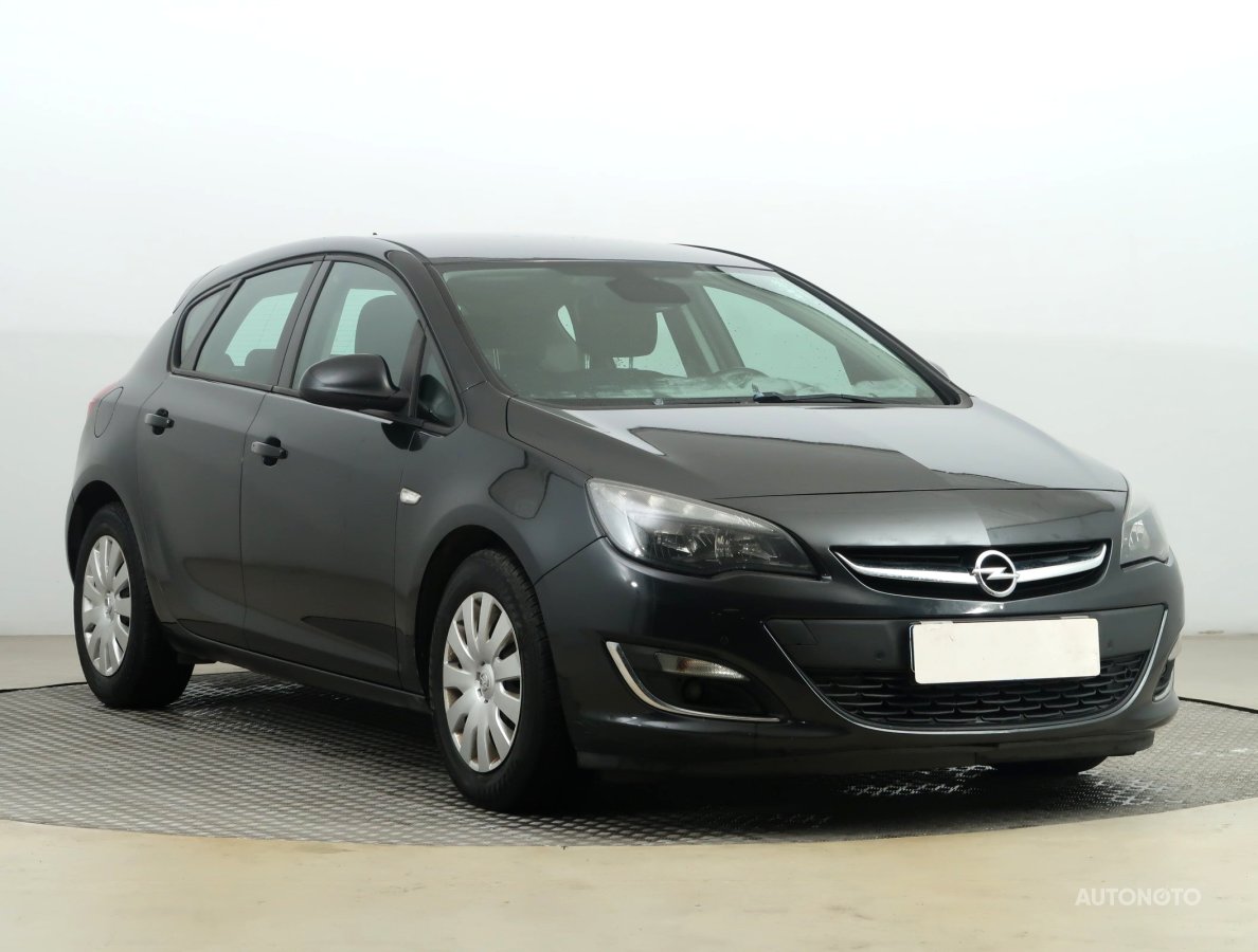 Opel Astra, 2013 - celkový pohled