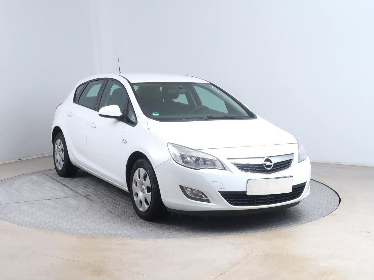 Opel Astra, 2009 - celkový pohled
