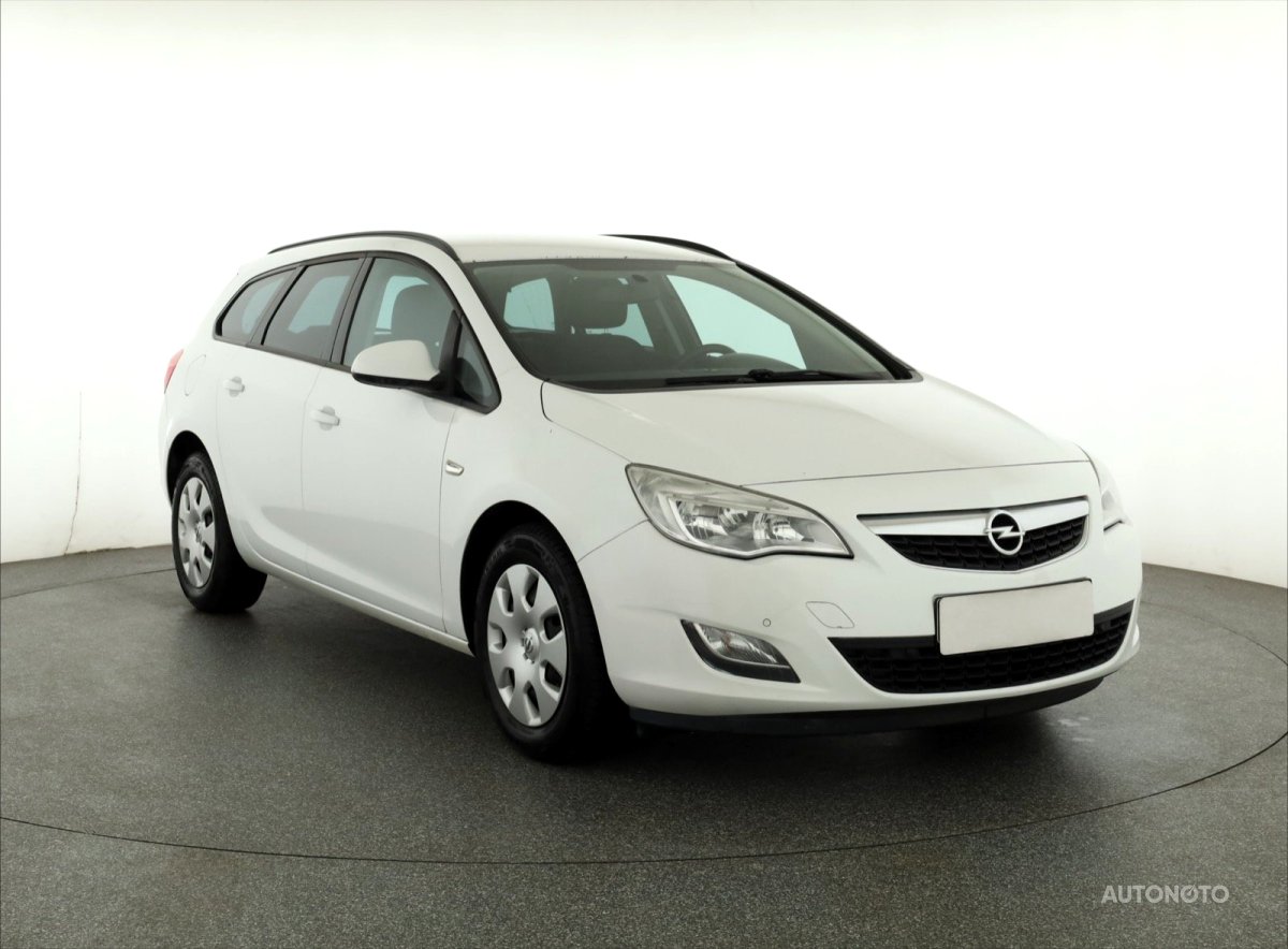 Opel Astra, 2011 - celkový pohled