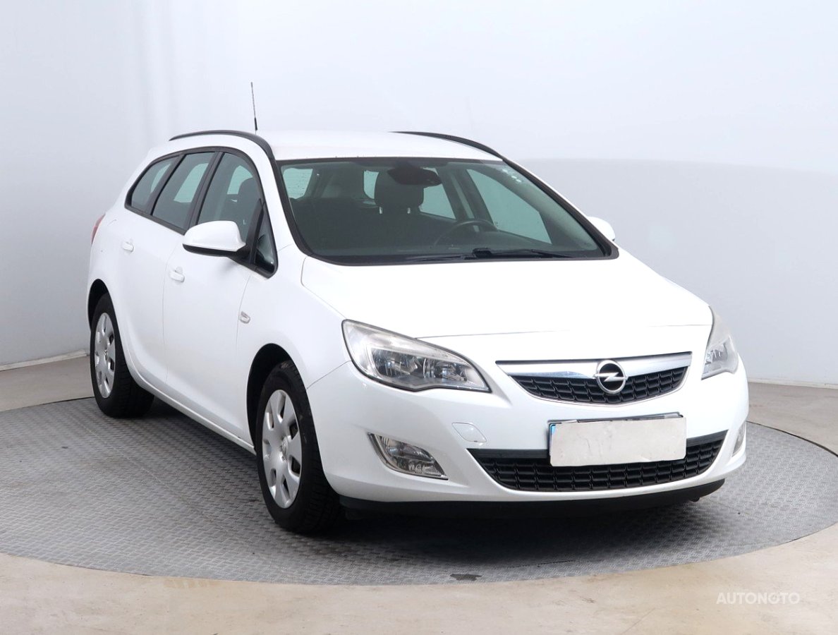 Opel Astra, 2012 - celkový pohled