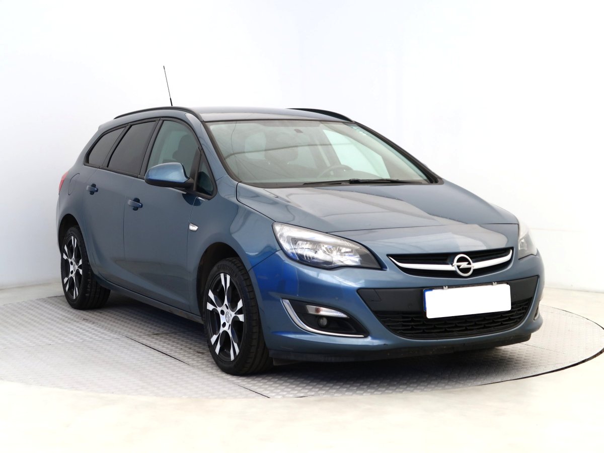 Opel Astra, 2012 - celkový pohled