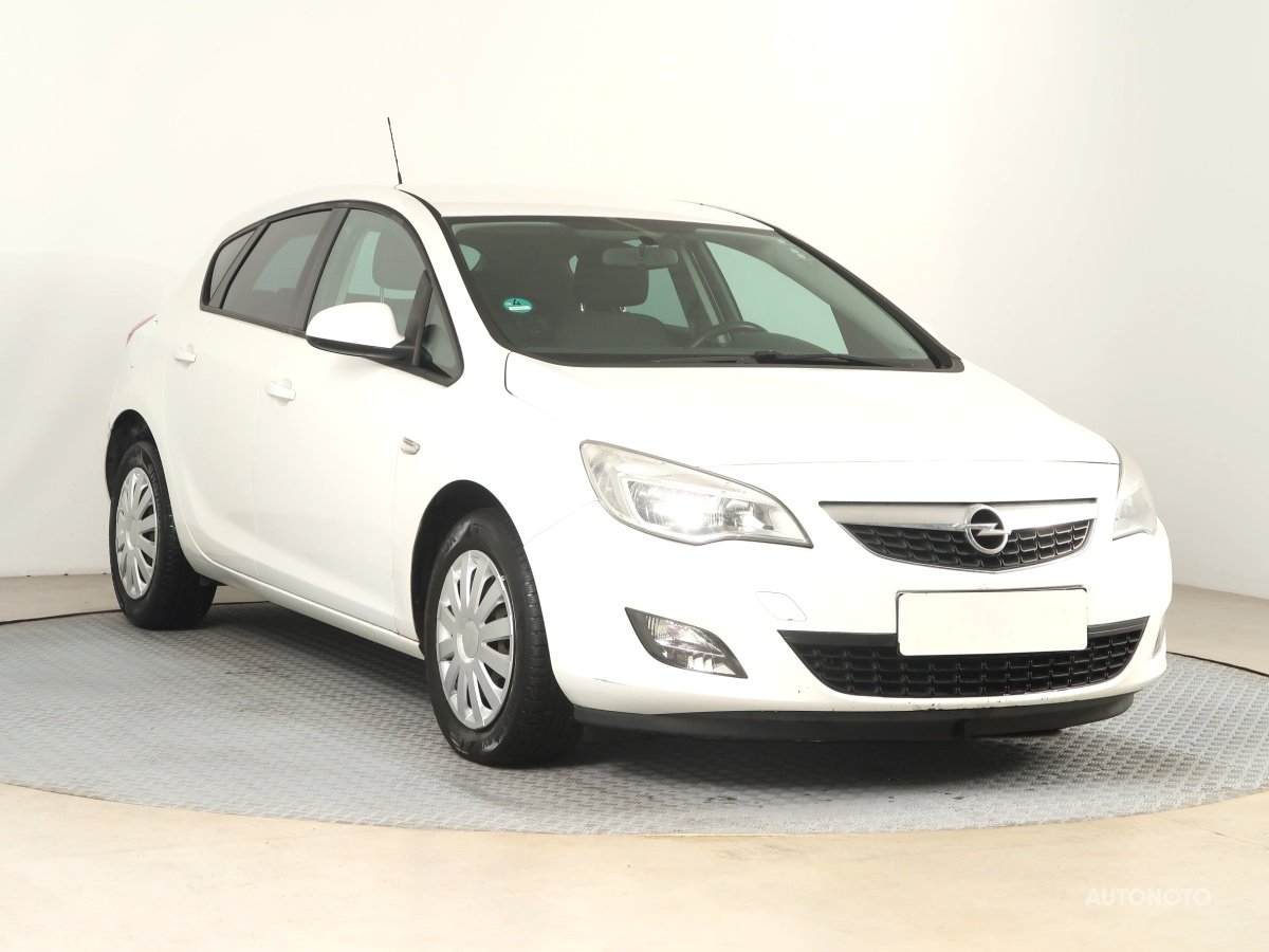 Opel Astra, 2011 - celkový pohled