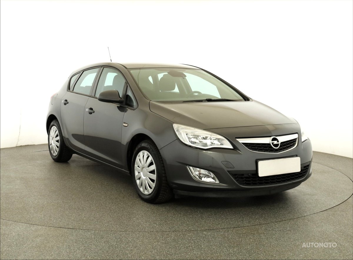 Opel Astra, 2011 - celkový pohled