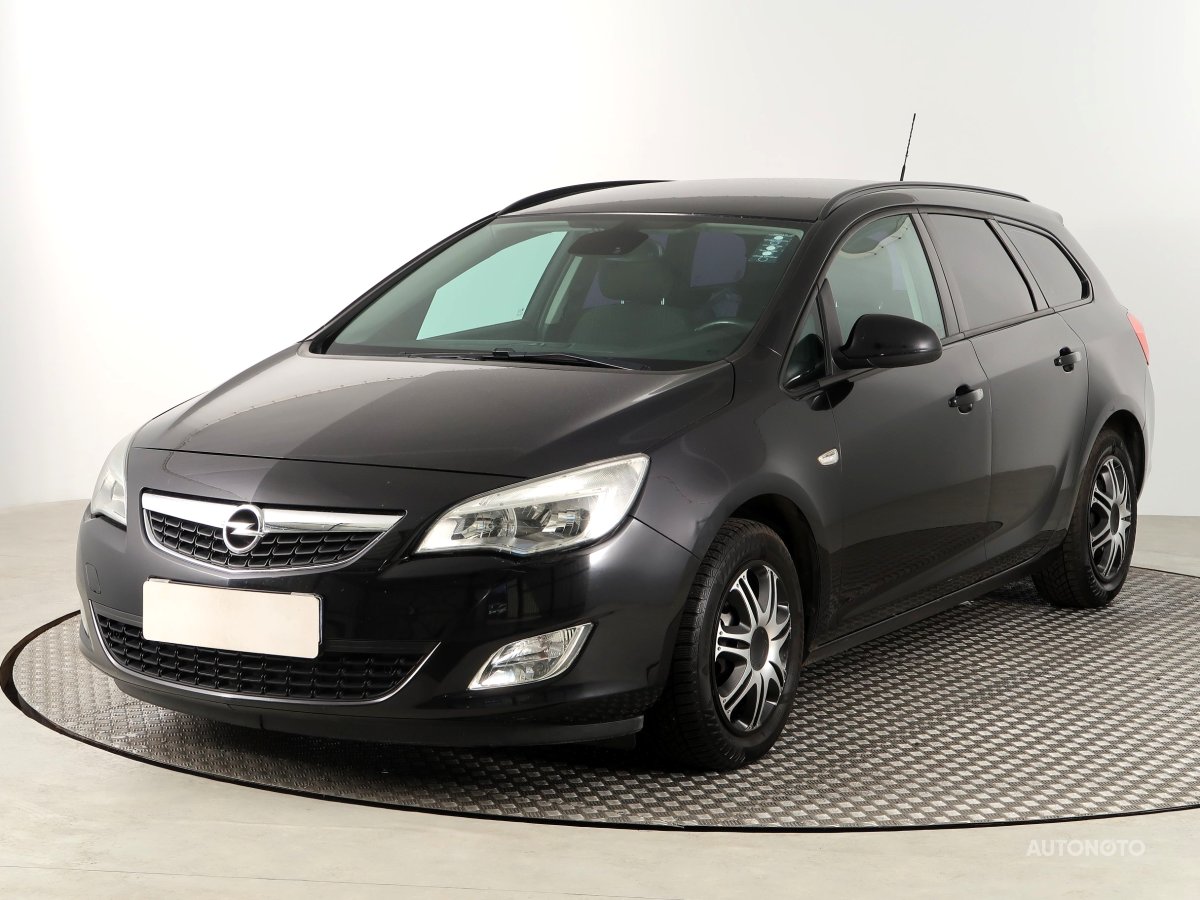 Opel Astra, 2011 - pohled č. 3
