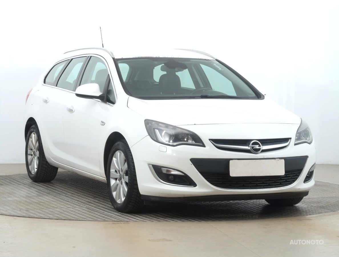 Opel Astra, 2013 - celkový pohled
