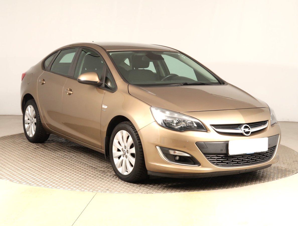 Opel Astra, 2013 - celkový pohled