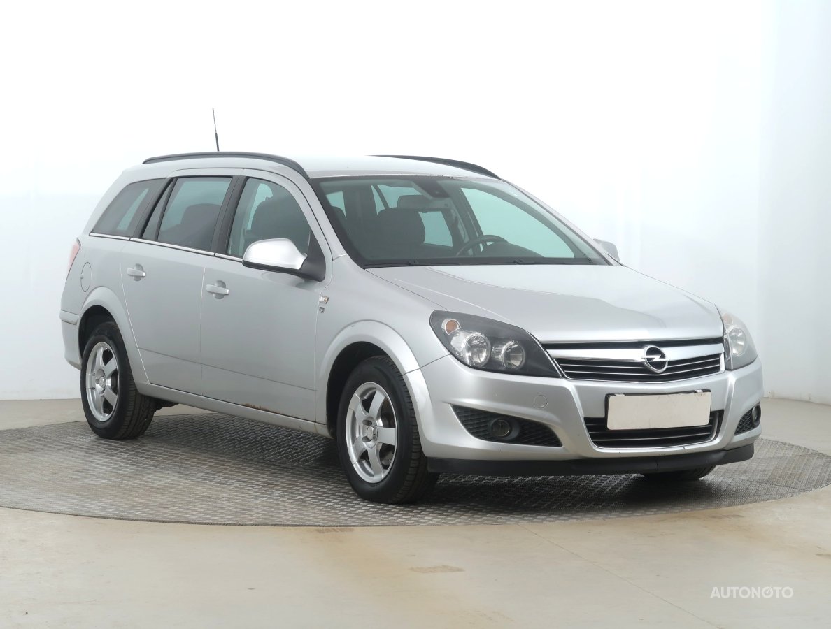 Opel Astra, 2010 - celkový pohled