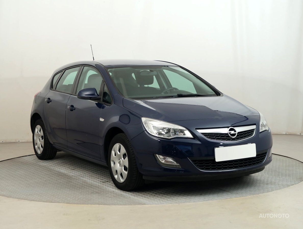 Opel Astra, 2011 - celkový pohled