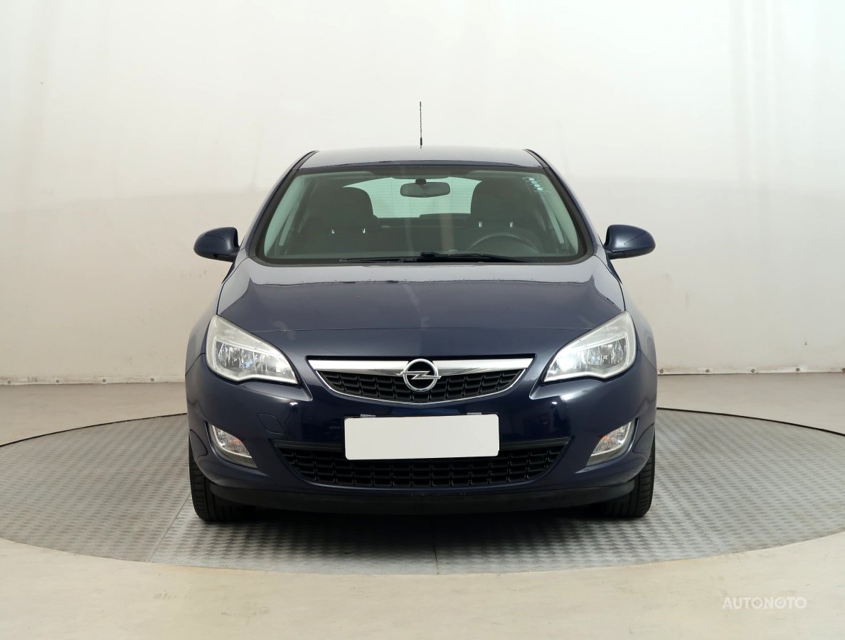 Opel Astra, 2011 - pohled č. 2