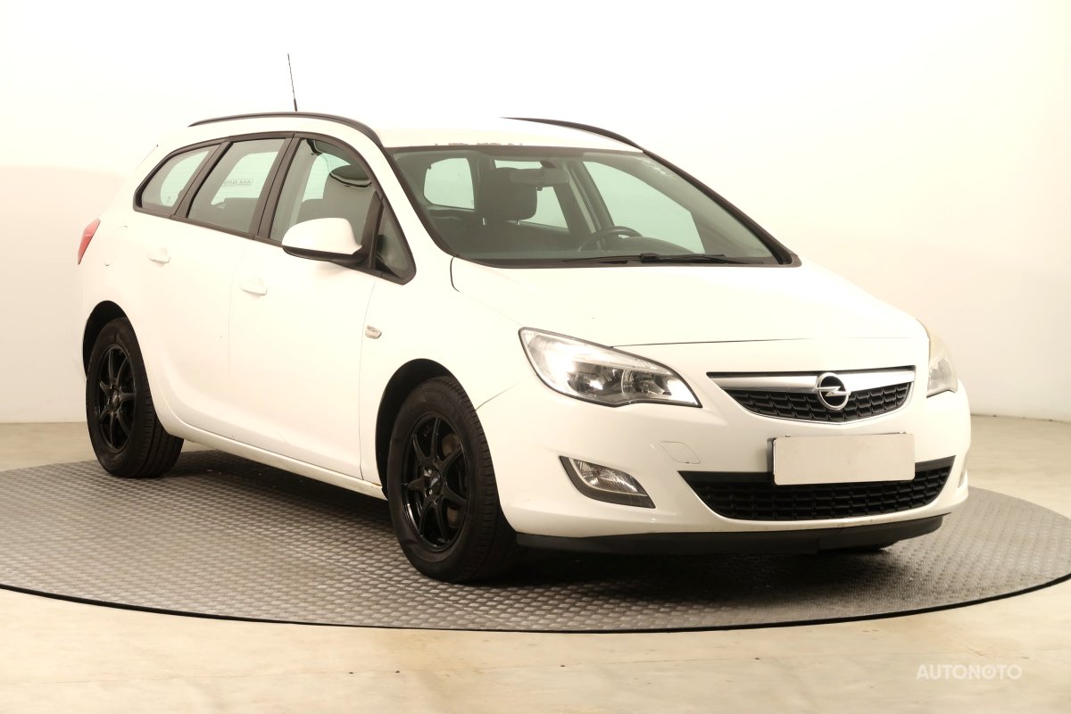 Opel Astra, 2011 - celkový pohled