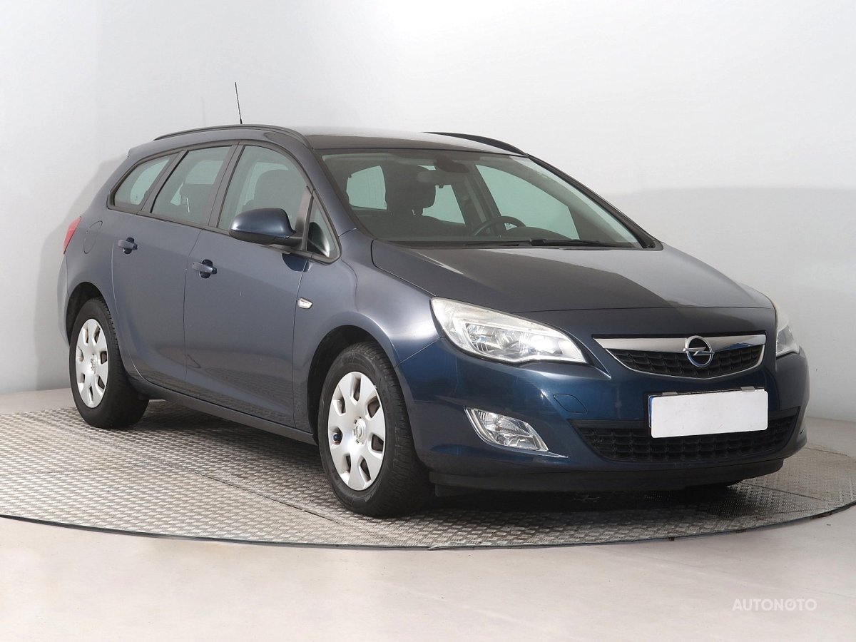 Opel Astra, 2011 - celkový pohled