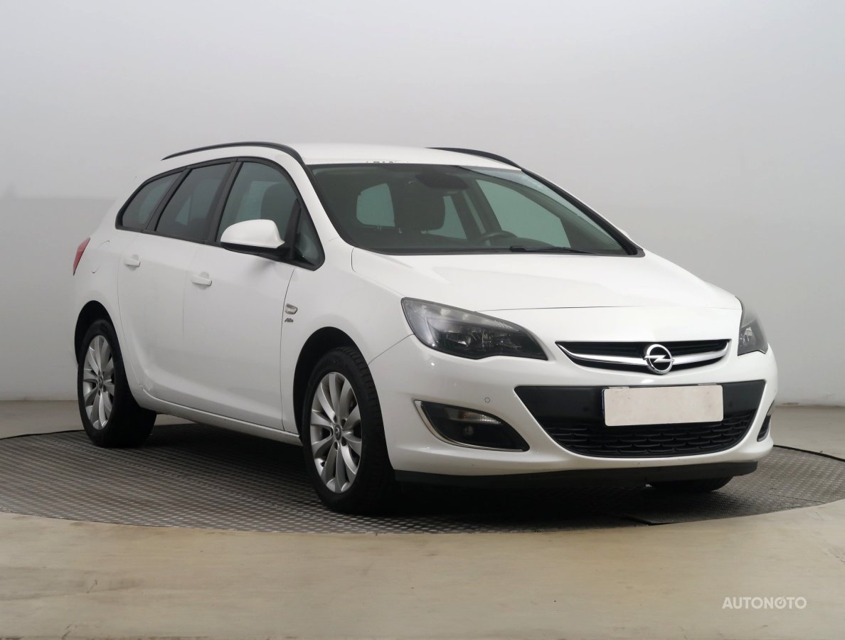 Opel Astra, 2013 - celkový pohled