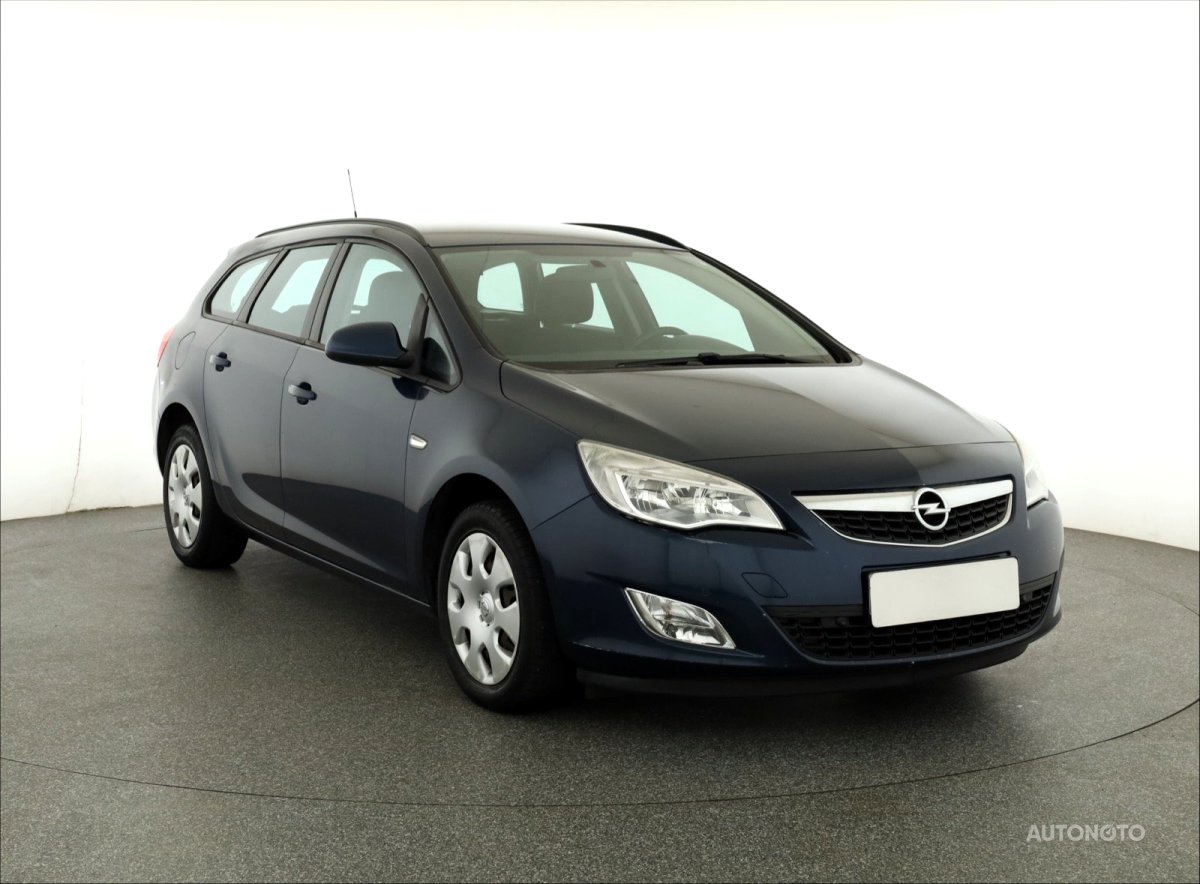 Opel Astra, 2012 - celkový pohled