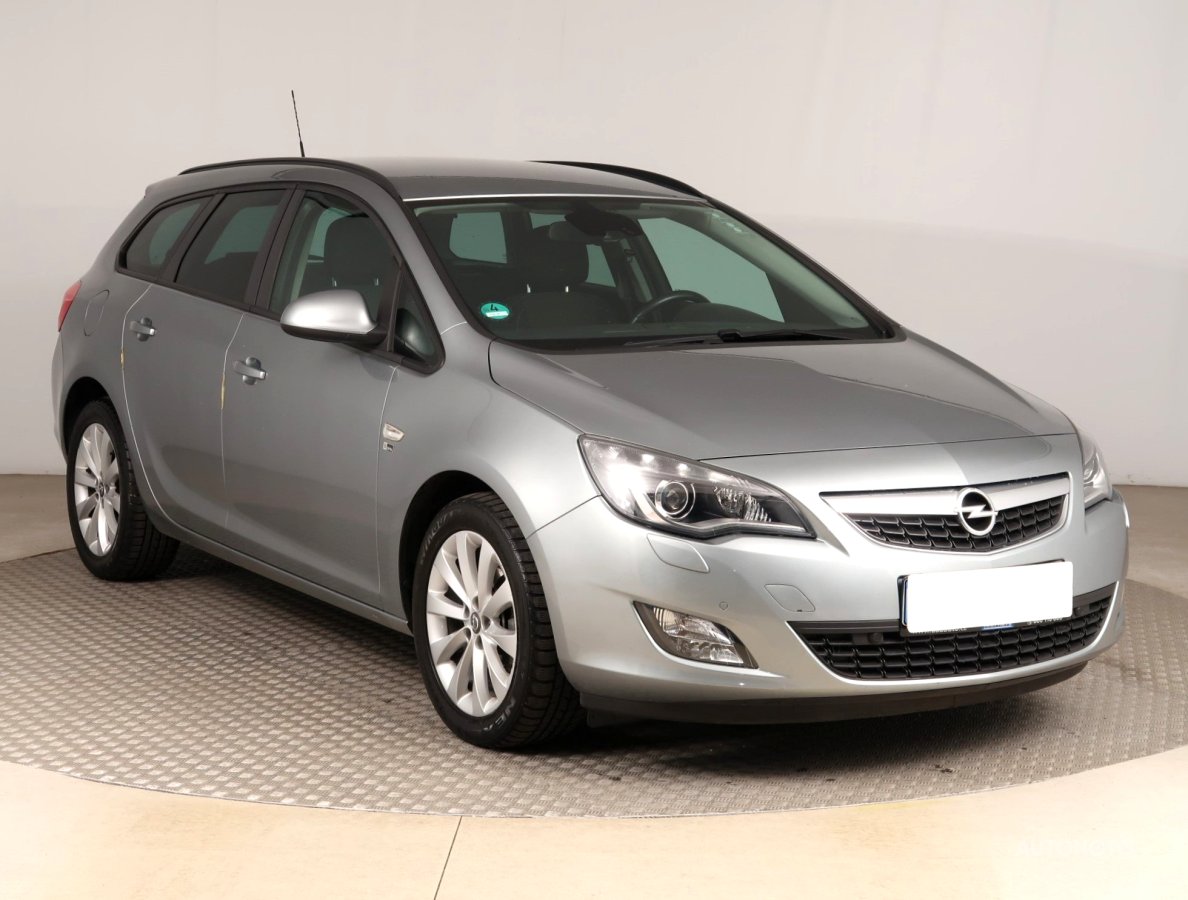 Opel Astra, 2012 - celkový pohled