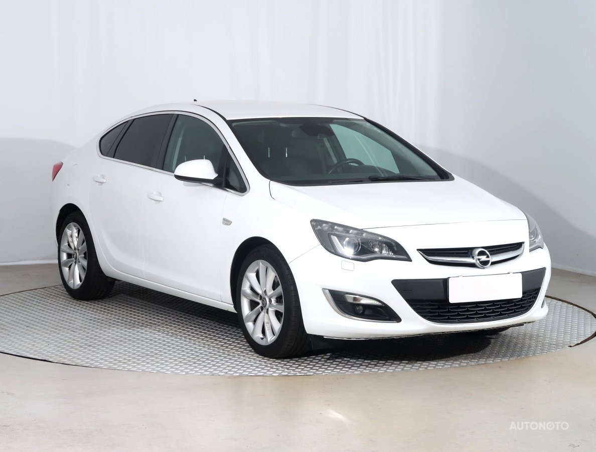 Opel Astra, 2014 - celkový pohled