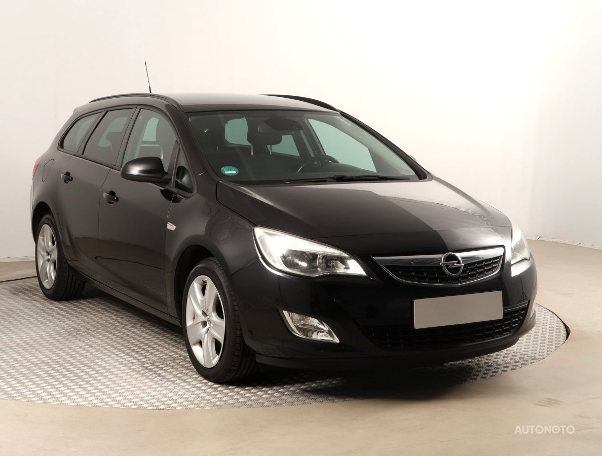 Opel Astra, 2011 - celkový pohled