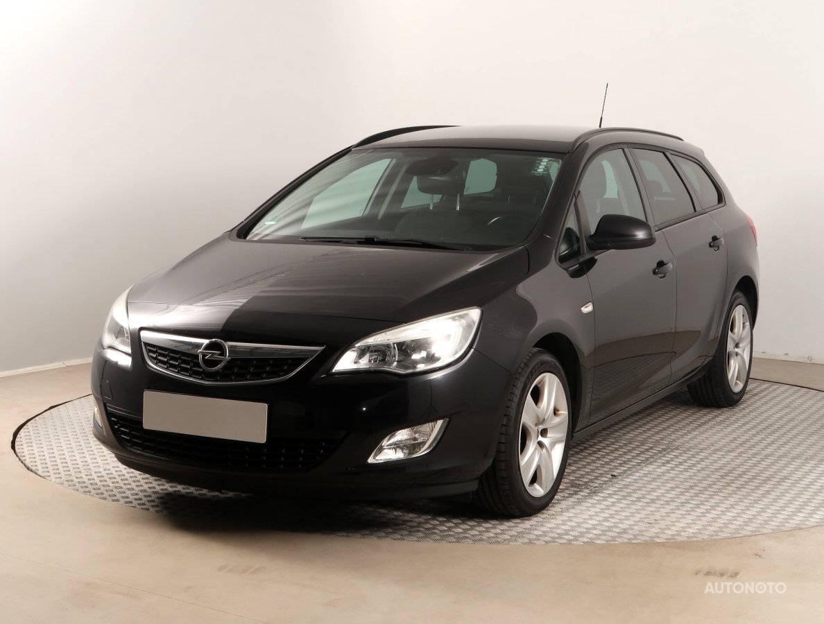Opel Astra, 2011 - pohled č. 3