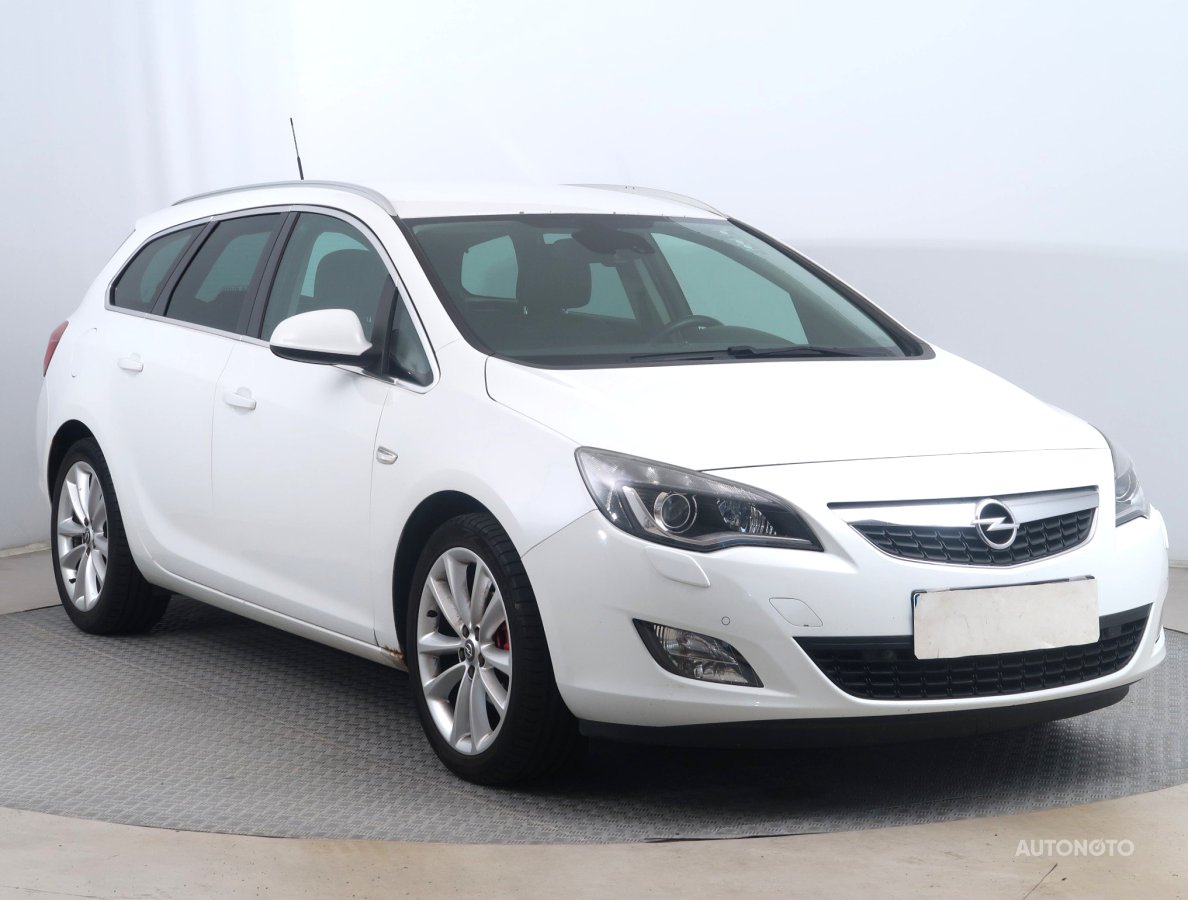 Opel Astra, 2011 - celkový pohled