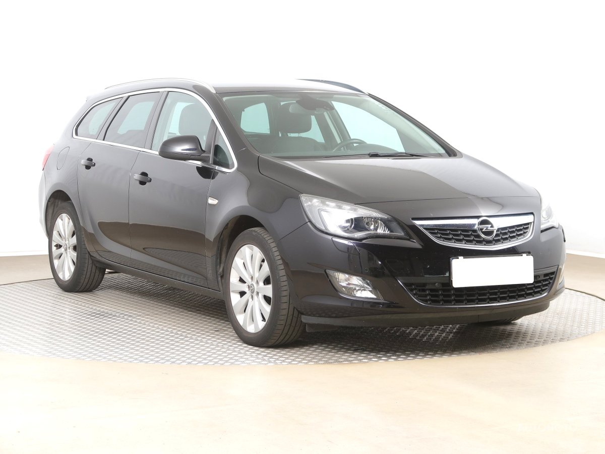 Opel Astra, 2011 - celkový pohled