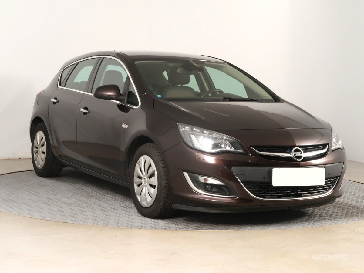 Opel Astra, 2013 - celkový pohled