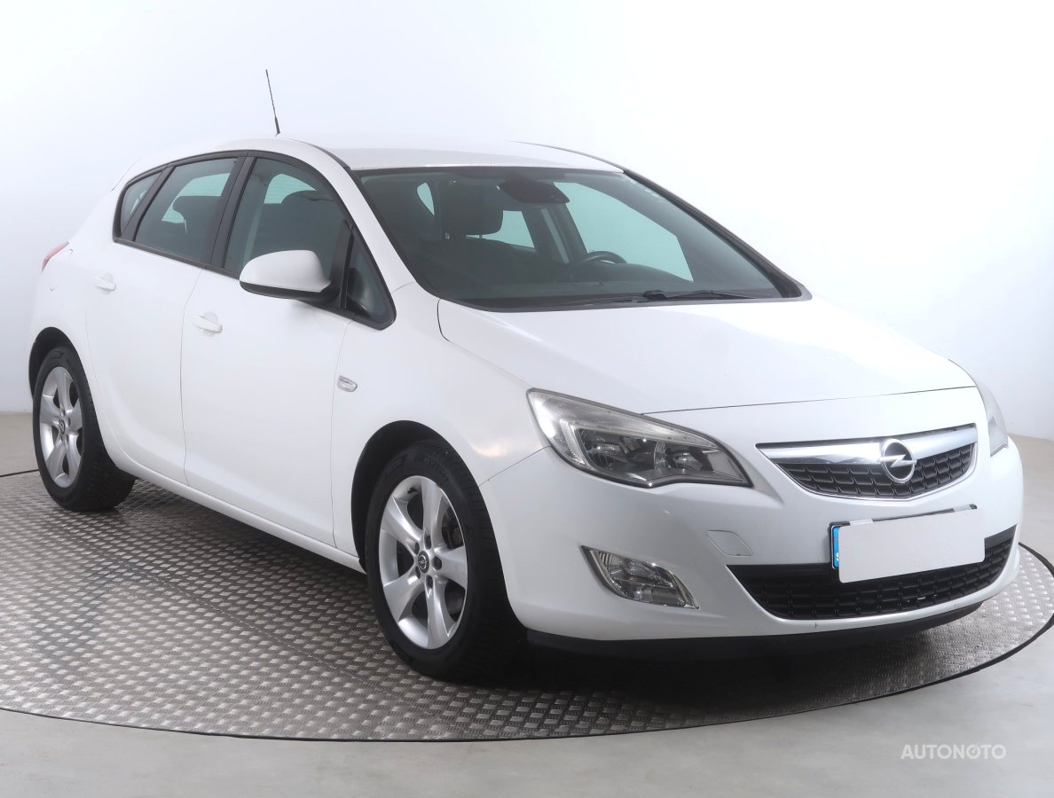 Opel Astra, 2010 - celkový pohled