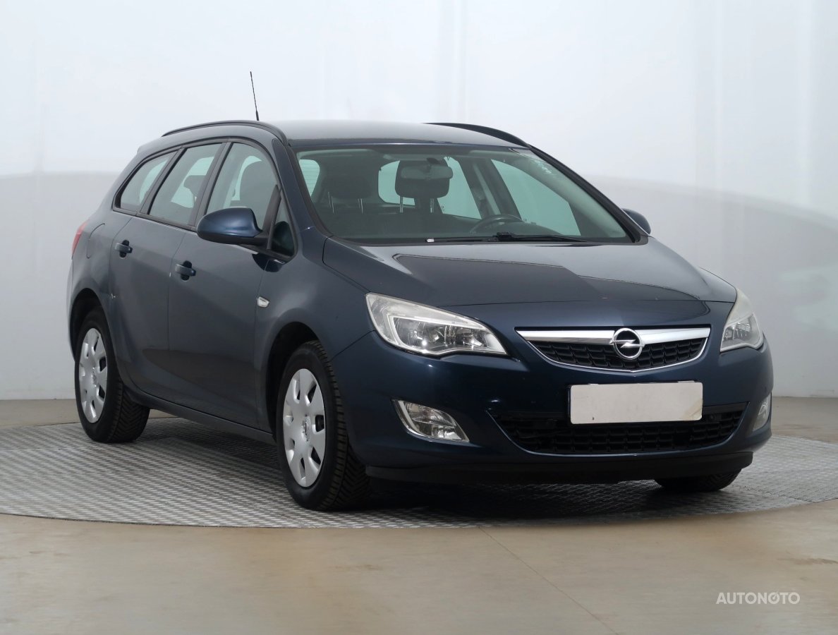 Opel Astra, 2012 - celkový pohled