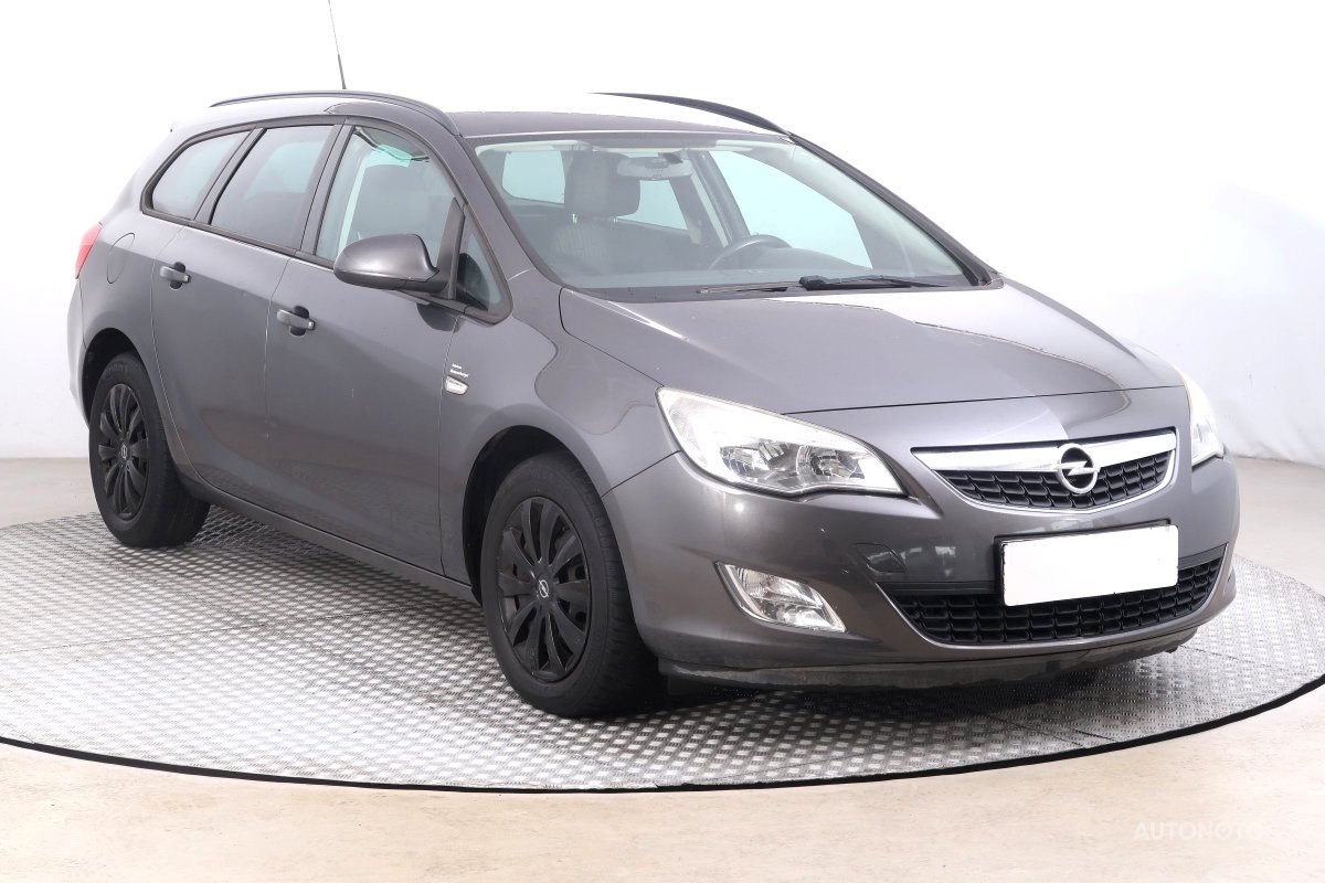 Opel Astra, 2011 - celkový pohled