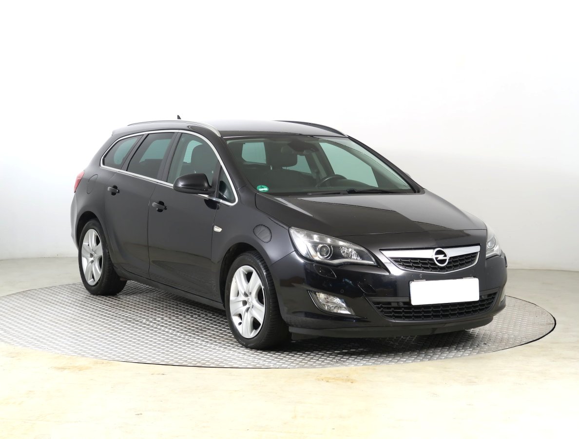 Opel Astra, 2011 - celkový pohled