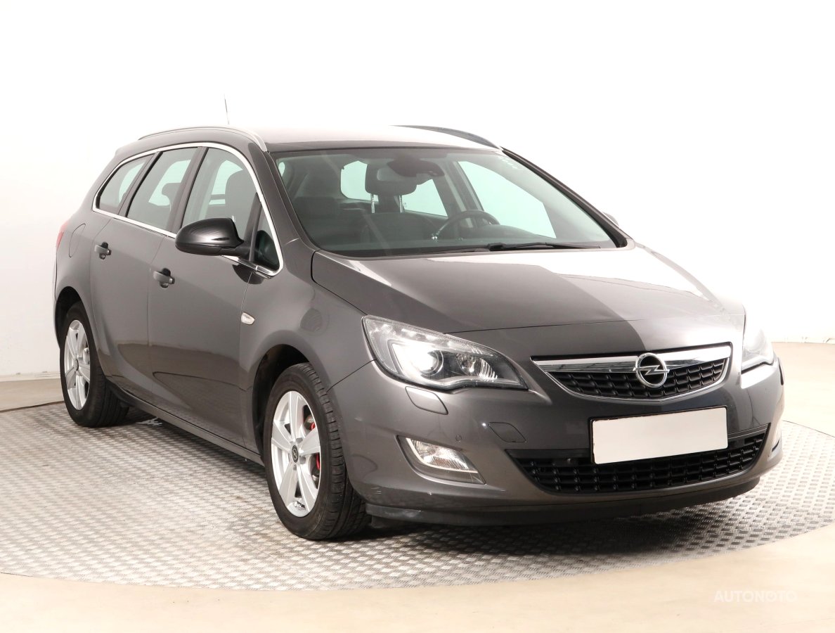 Opel Astra, 2010 - celkový pohled