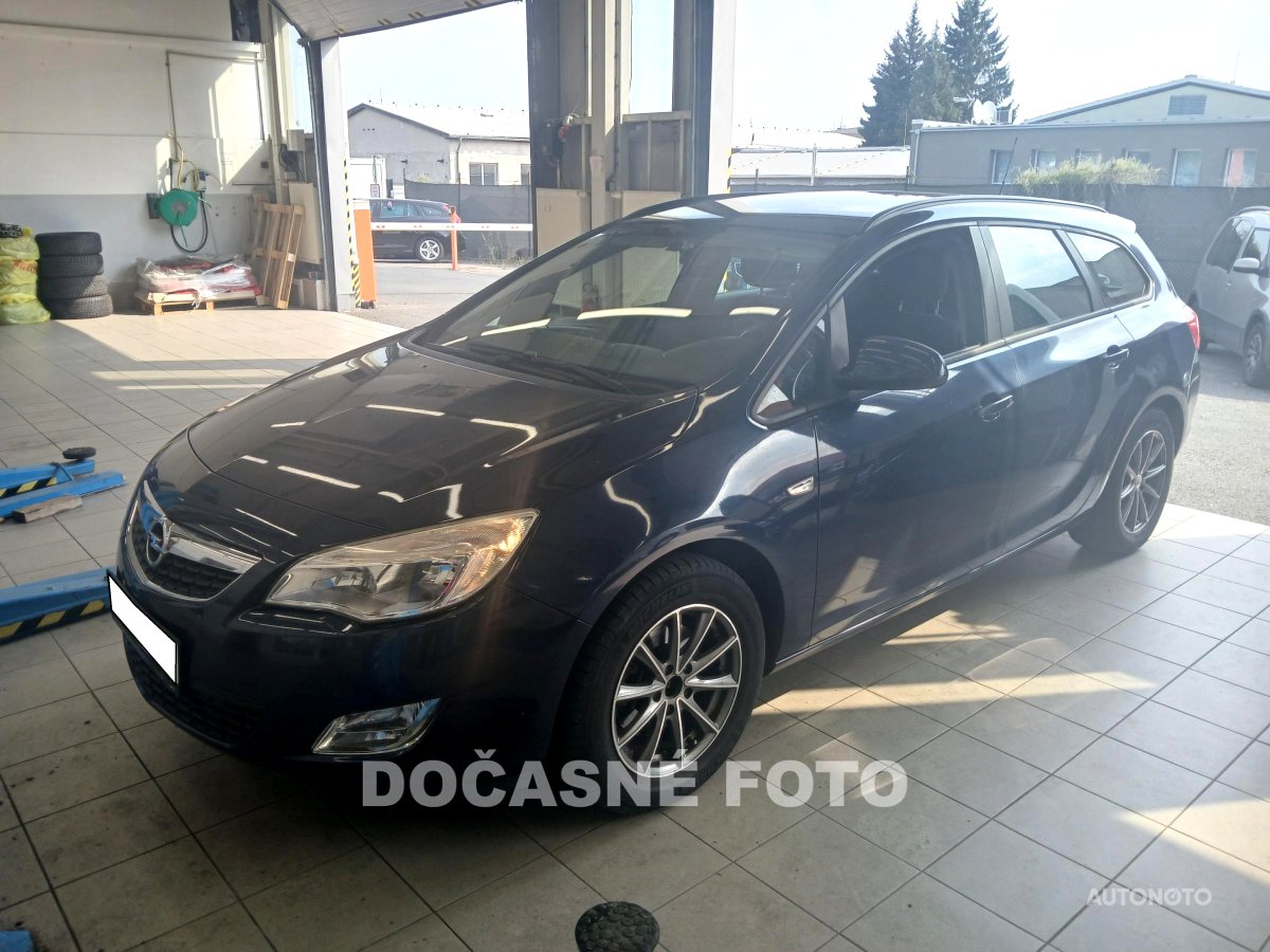 Opel Astra, 2012 - celkový pohled