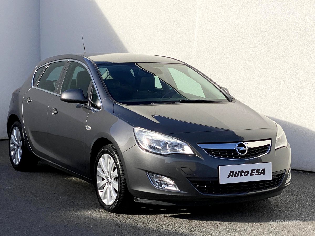 Opel Astra, 2012 - celkový pohled