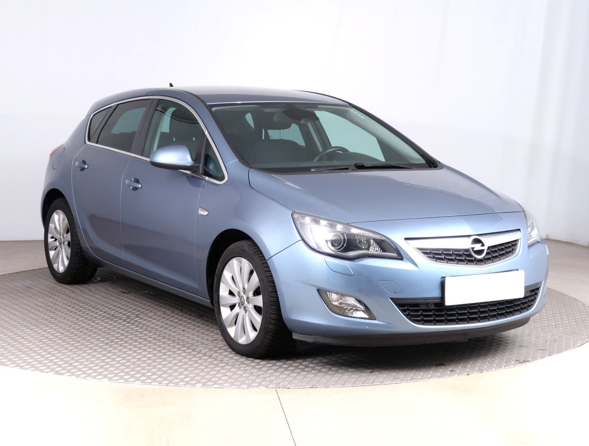 Opel Astra, 2011 - celkový pohled