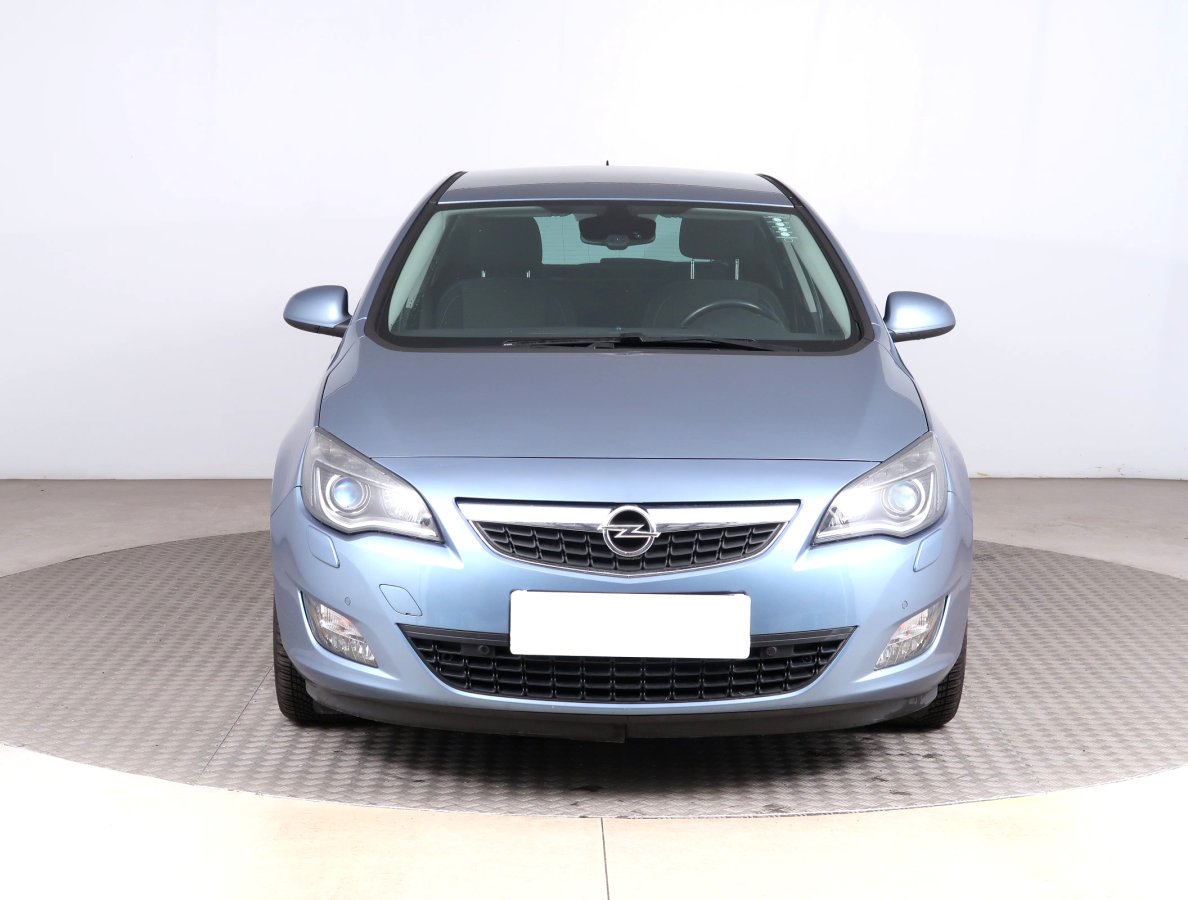 Opel Astra, 2011 - pohled č. 2