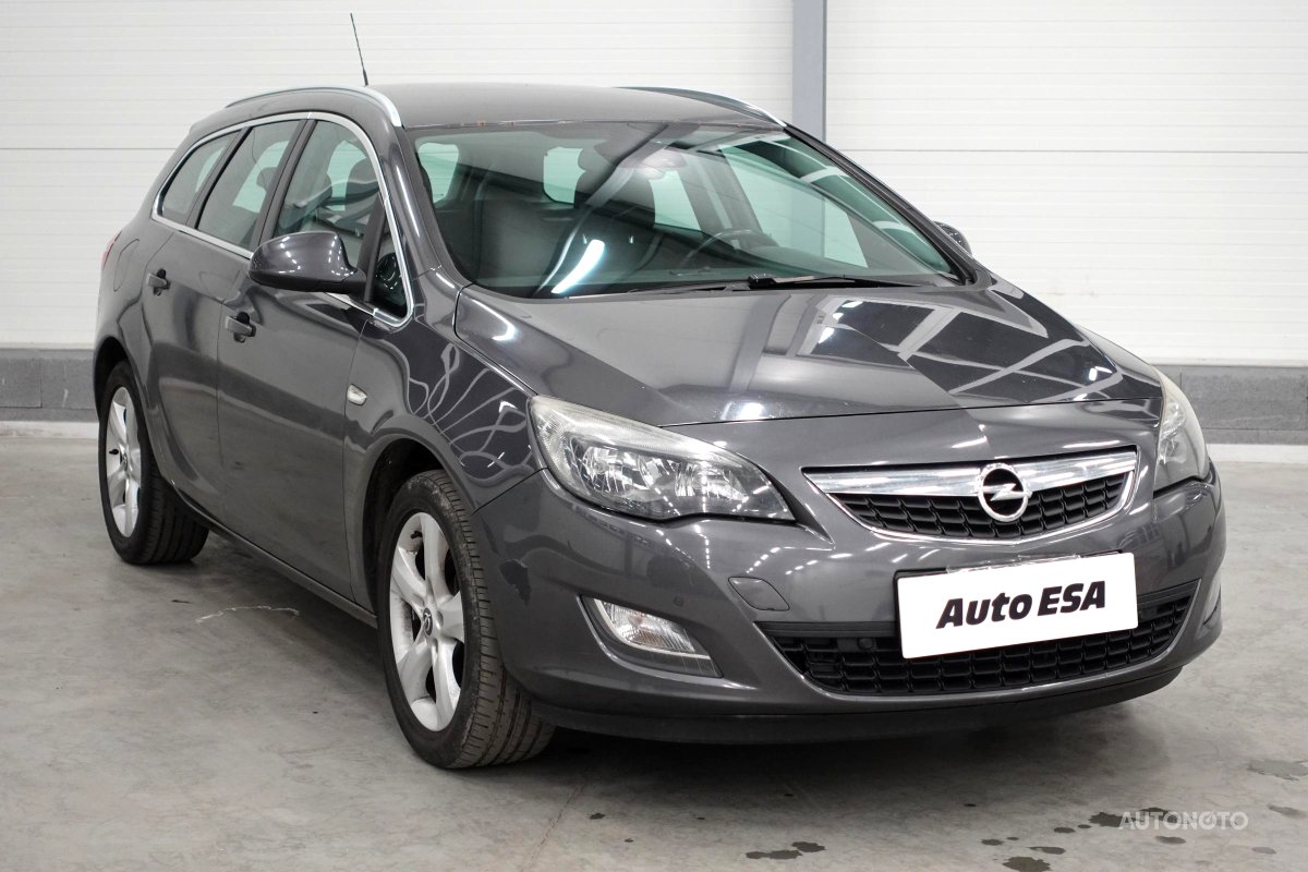 Opel Astra, 2012 - celkový pohled