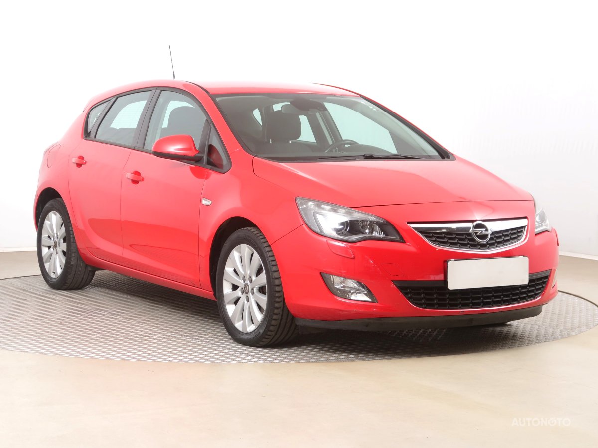 Opel Astra, 2011 - celkový pohled