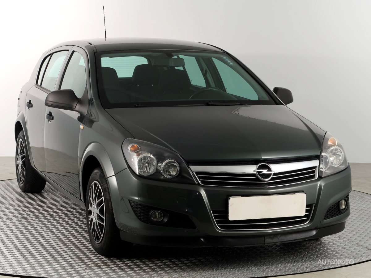 Opel Astra, 2010 - celkový pohled